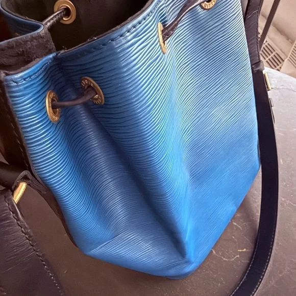 SUNDAY PRICE DROP! Louis Vuitton Blue Epi Leather Drawstring Hobo Bag - Picture 2 of 12